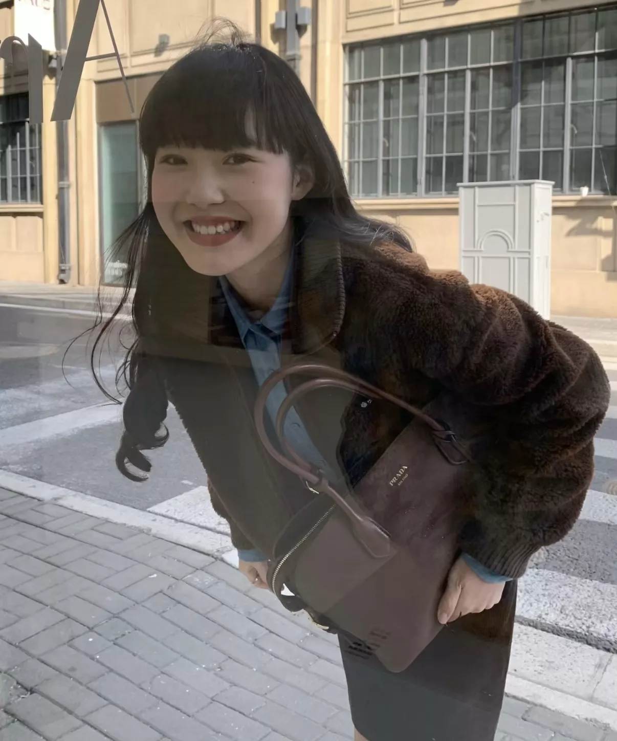 프라다 레더 원통 숄더백 상세 이미지 59