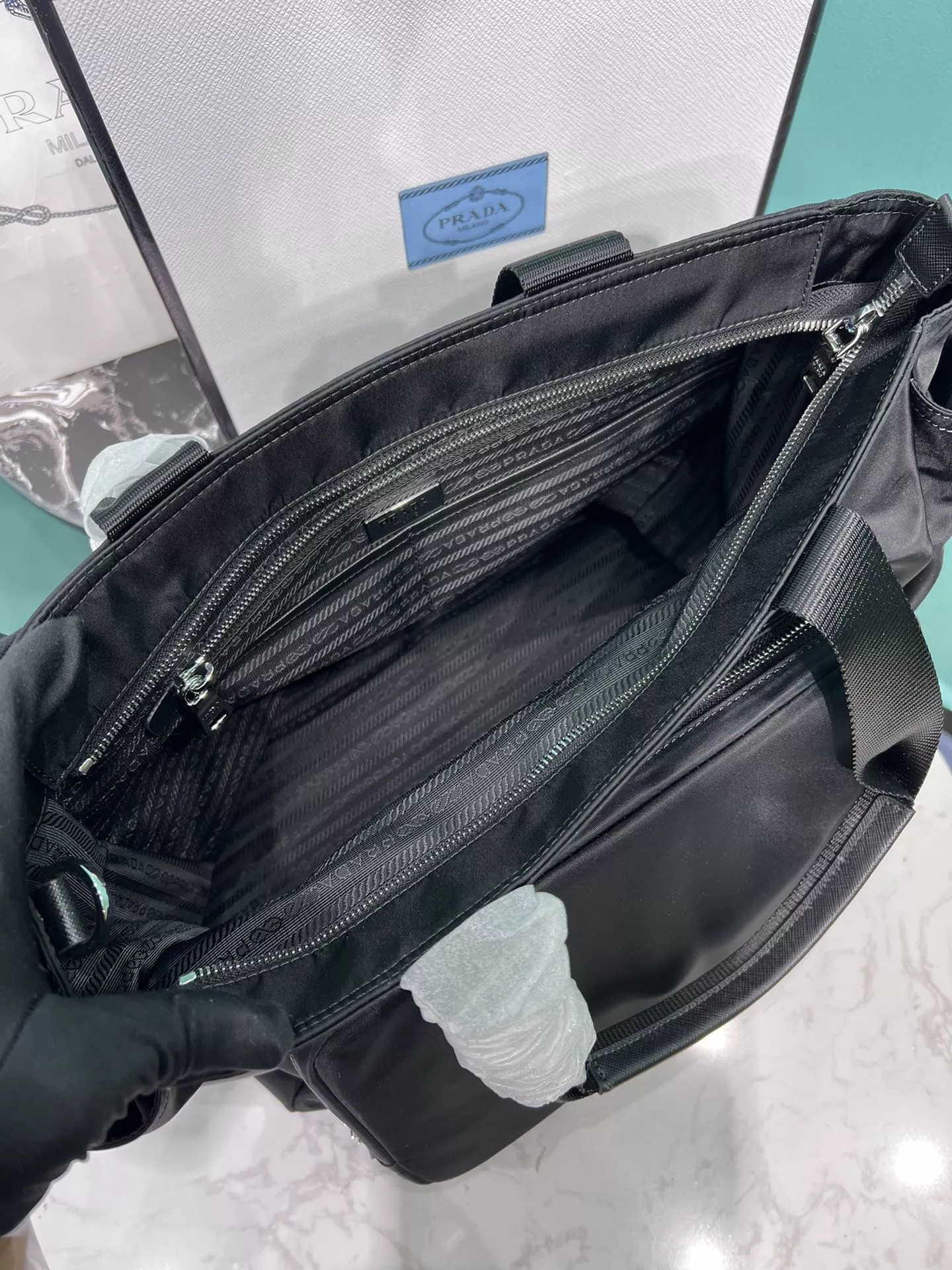 프라다 클래식 대용량 나일론 쇼퍼 스타일 백 상세 이미지 9