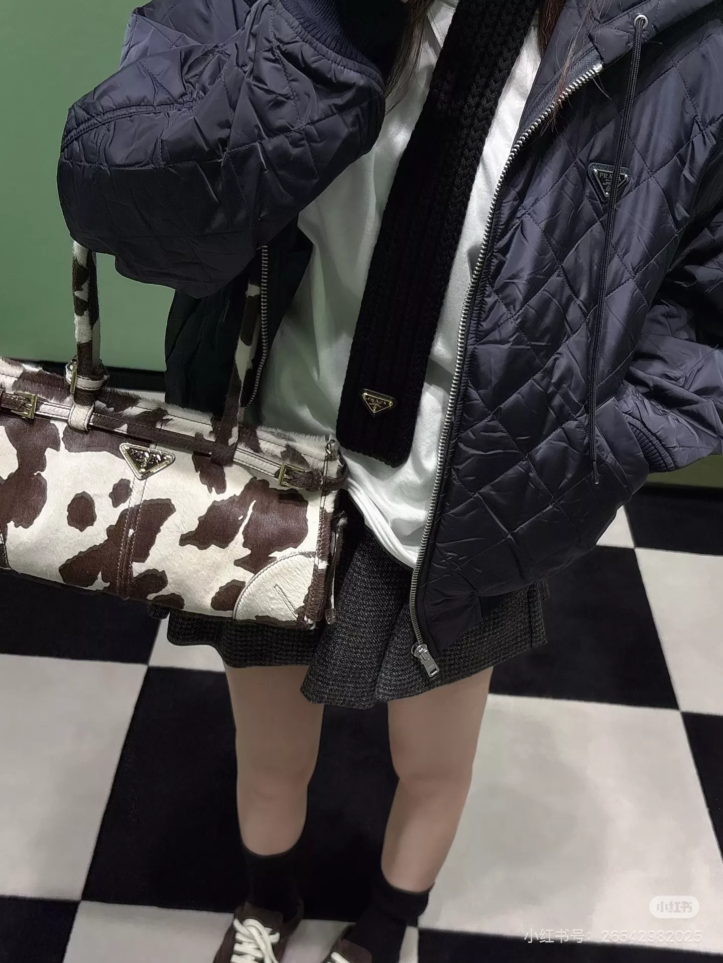 프라다 카우 패턴 핸들 숄더백 상세 이미지 15