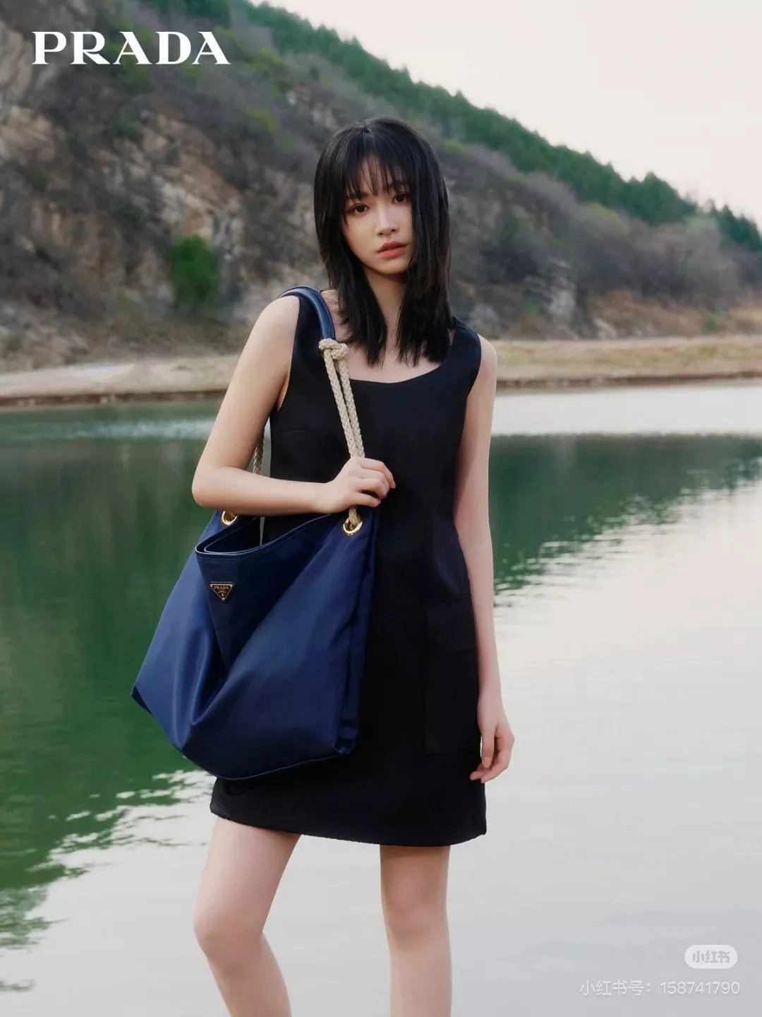 프라다 리나일론 오버사이즈 마린 무드 백 상세 이미지 19