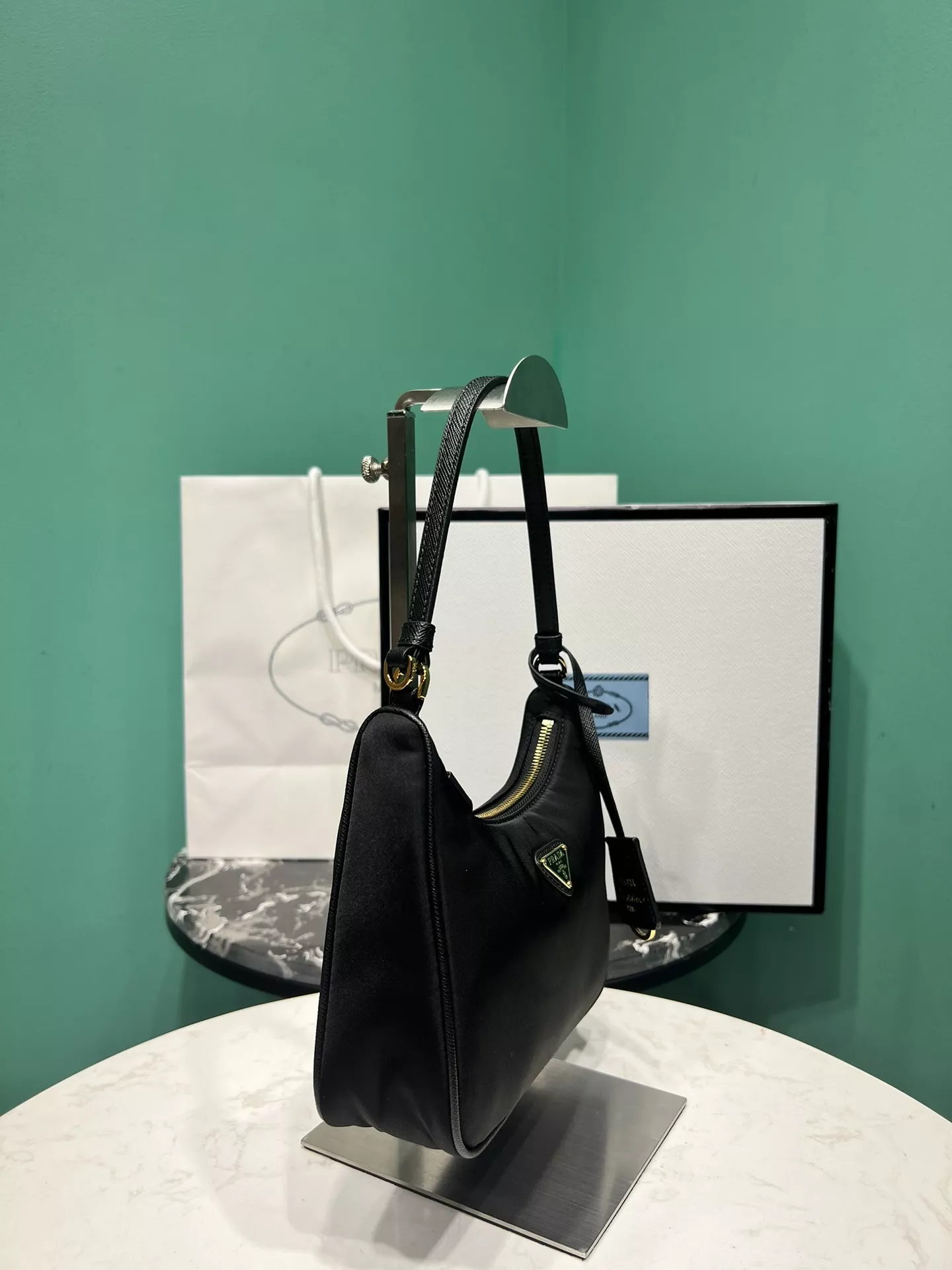프라다 리에디션 호보 숄더백 상세 이미지 2