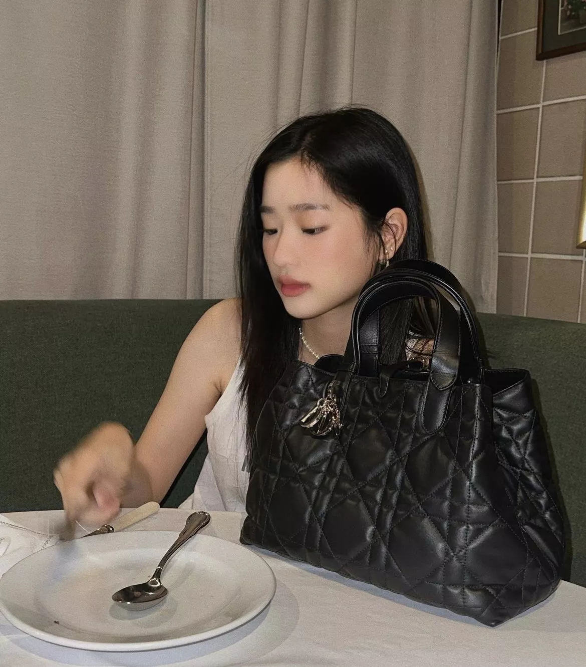 디올 뚜주르 퀼팅 가죽 핸드백 상세 이미지 15