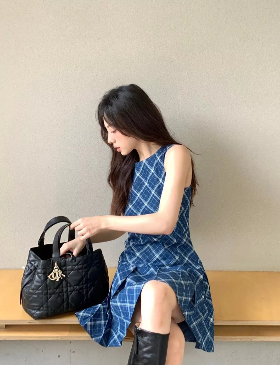 디올 뚜주르 퀼팅 가죽 핸드백 상세 이미지 21