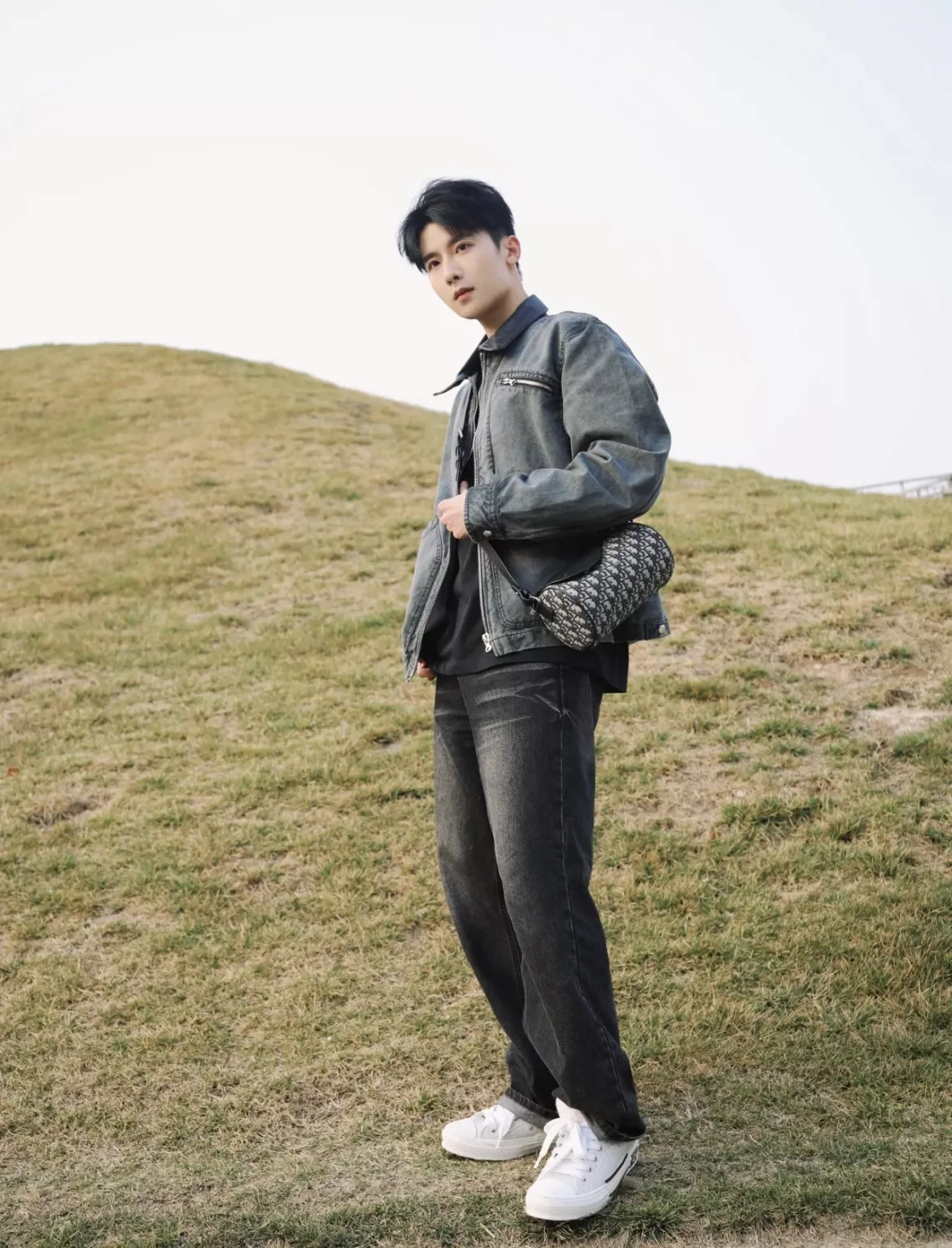 디올 오블리크 패턴 롤러 숄더백 상세 이미지 12