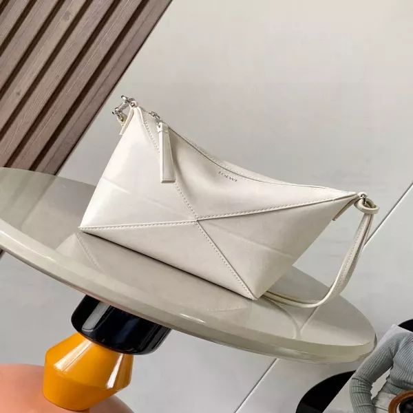 로에베 퍼즐 폴드 스트랩 파우치