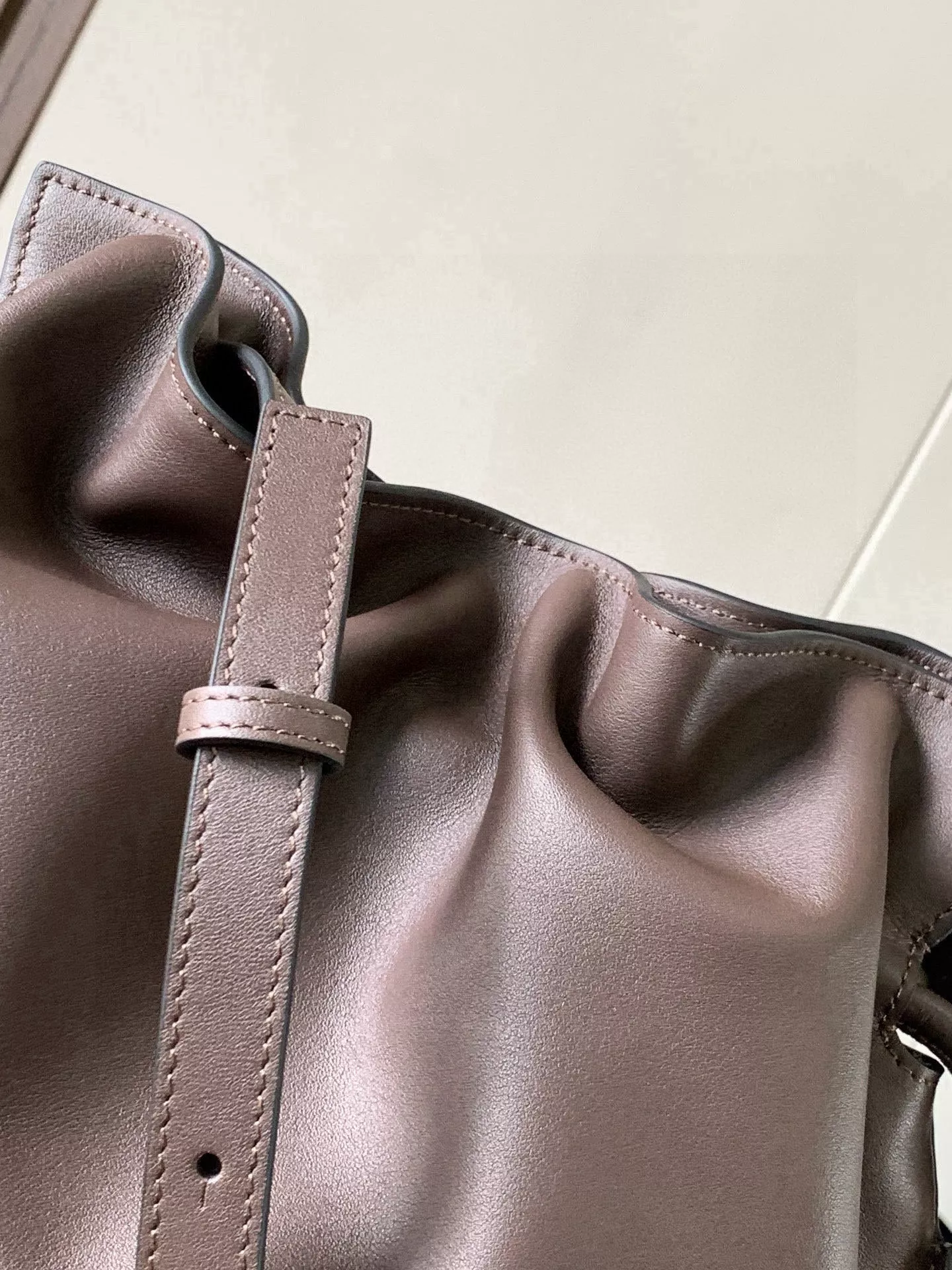 로에베 나파가죽 플라멩코 매듭 파우치백 상세 이미지 6