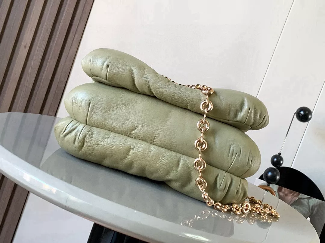 로에베 퍼퍼 고야 패디드 체인백 상세 이미지 3