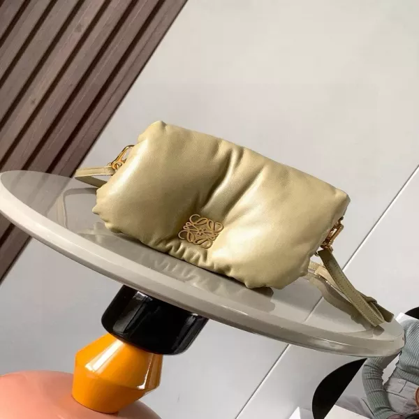 로에베 퍼퍼 고야 미니 패딩 체인 백