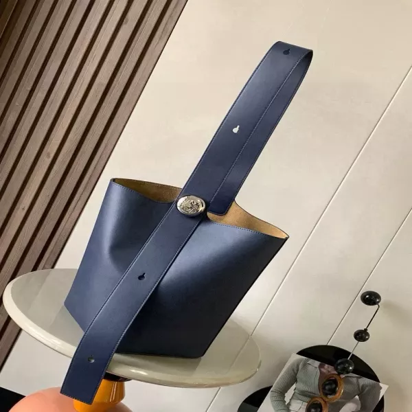 로에베 페블 버킷 숄더백