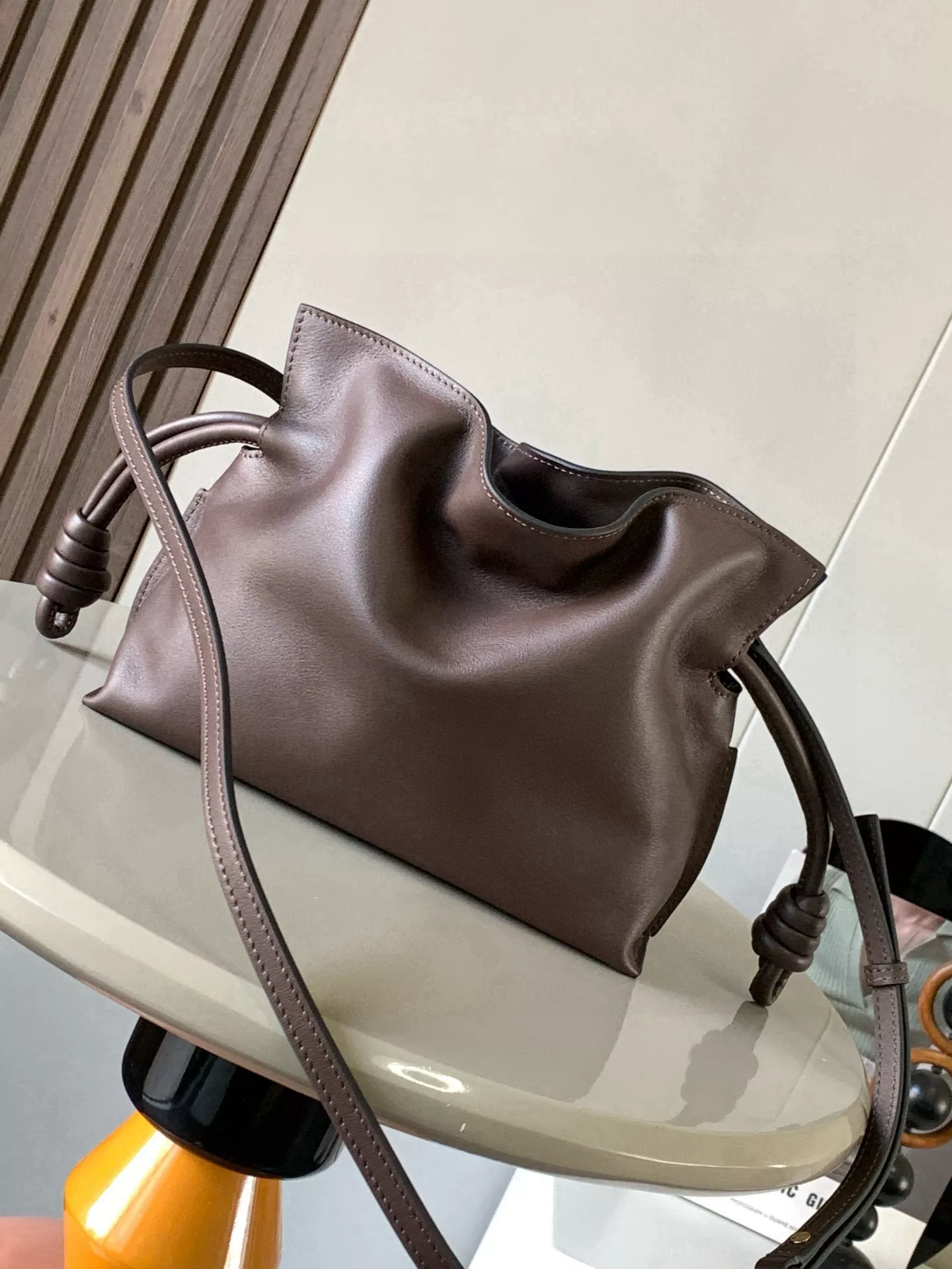 로에베 나파 카프스킨 플라멩코 드로스트링 백 상세 이미지 4