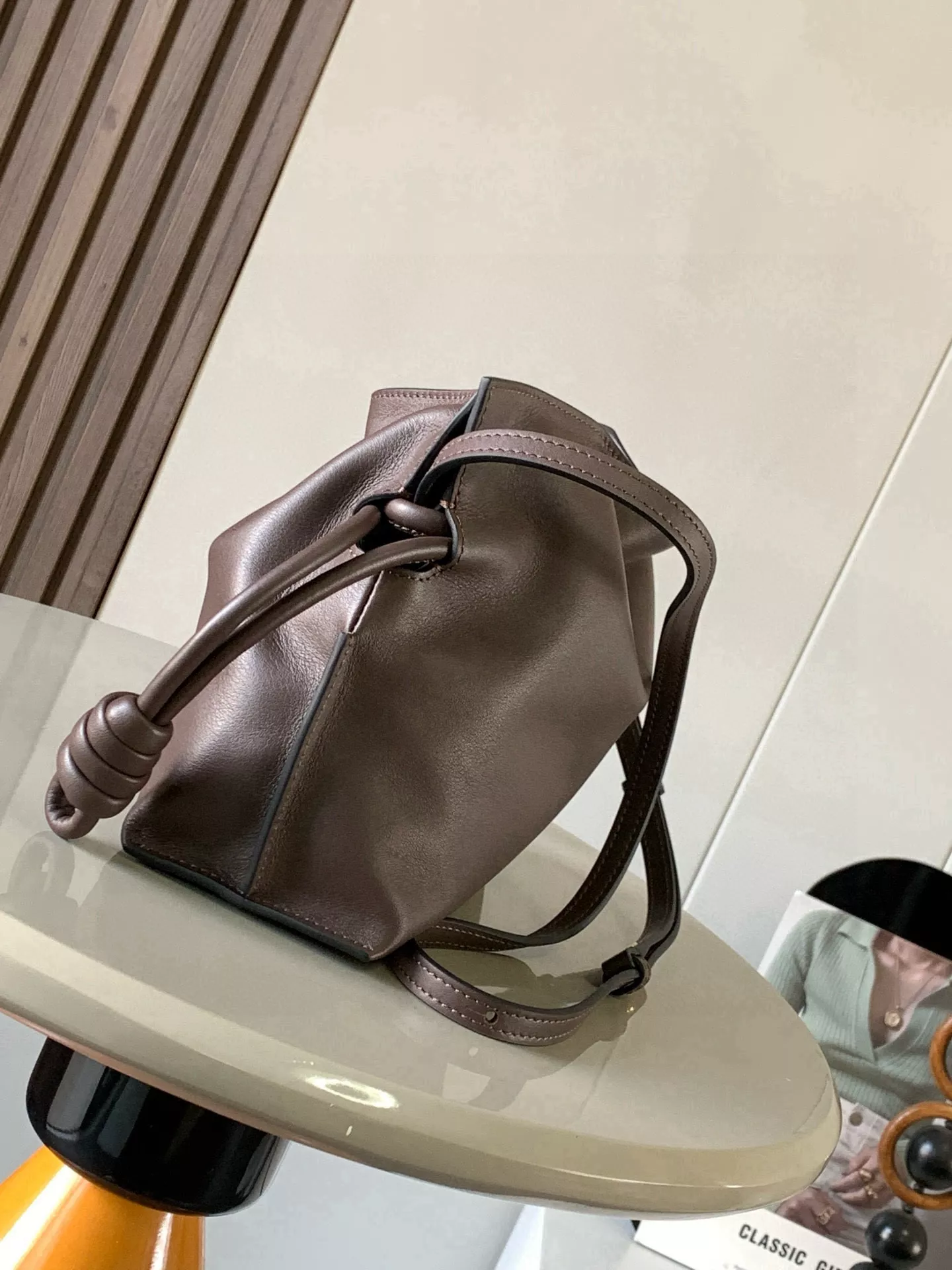로에베 나파 카프스킨 플라멩코 드로스트링 백 상세 이미지 2
