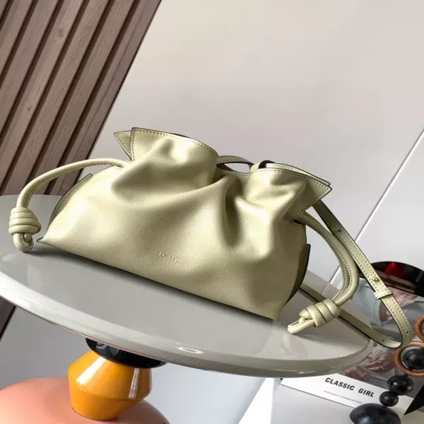 로에베 플라멩코 나파 레더 드로우스트링 백