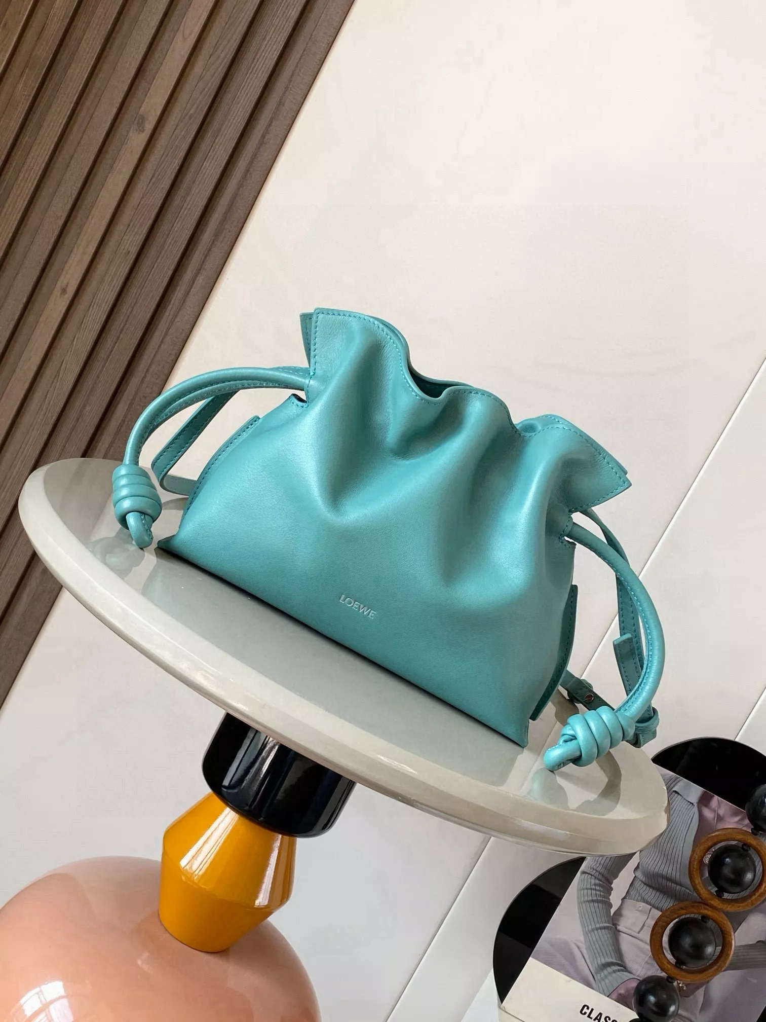 로에베 나파가죽 플라멩코 드로스트링 백 상세 이미지 1