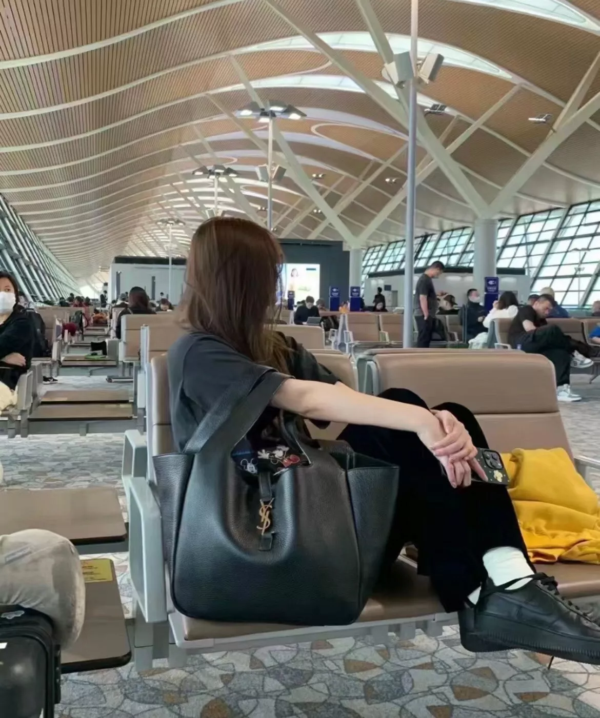 입생로랑 베아 소프트 레더 토트백 상세 이미지 38