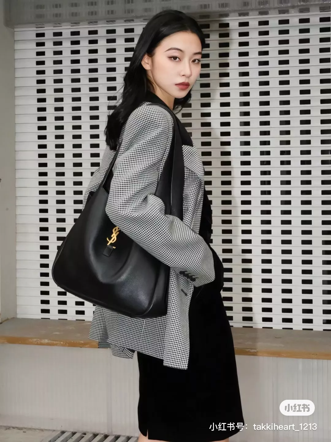 입생로랑 베아 소프트 레더 토트백 상세 이미지 40