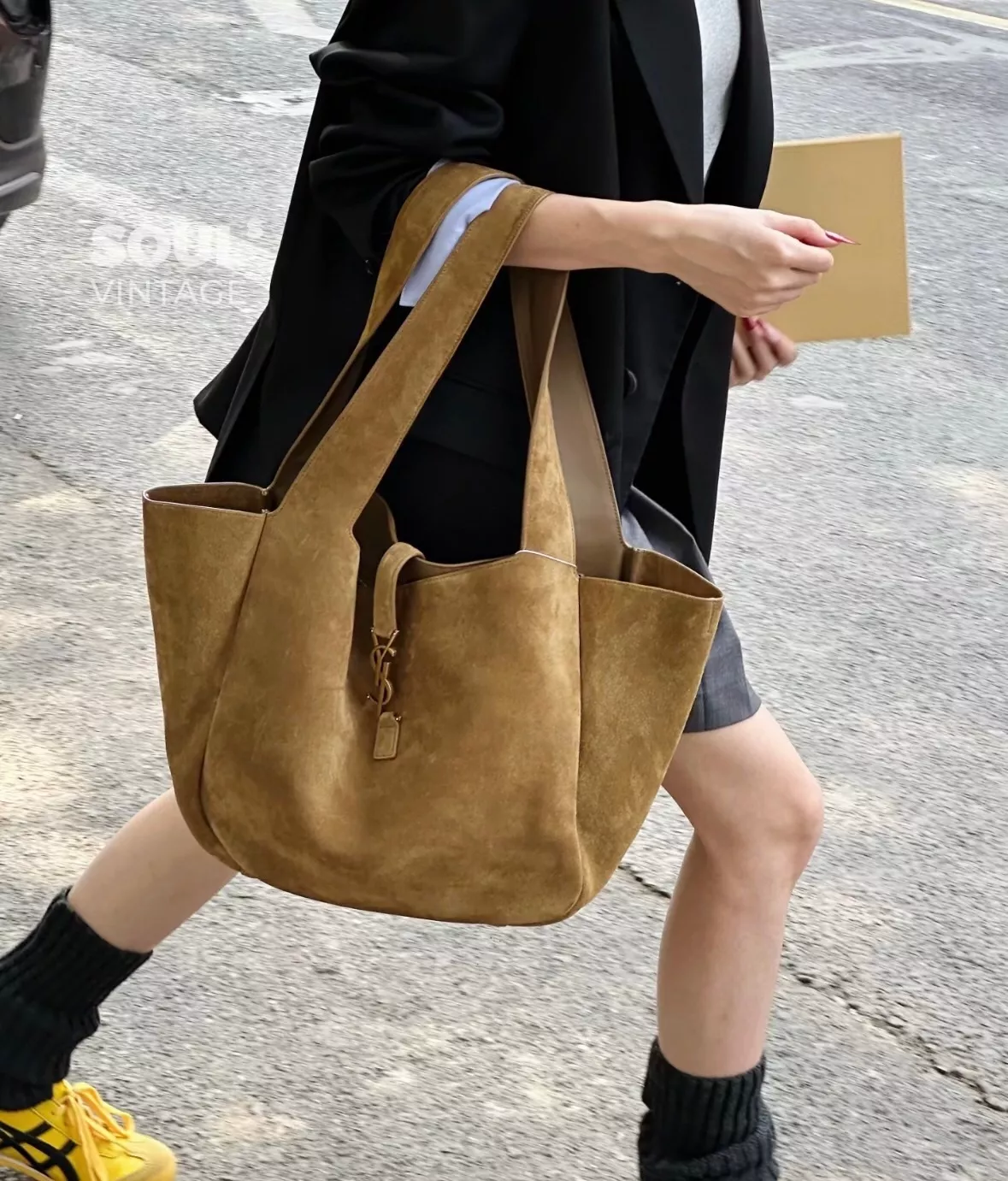 입생로랑 베아 스웨이드 토트백 상세 이미지 20