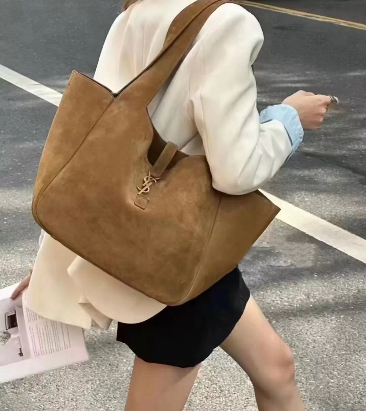 입생로랑 베아 스웨이드 토트백 상세 이미지 26