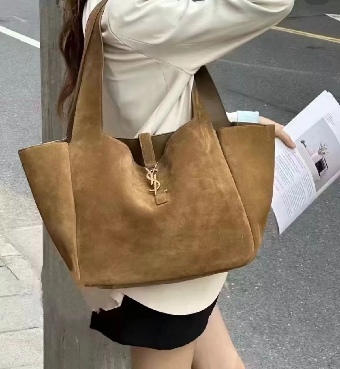 입생로랑 베아 스웨이드 토트백 상세 이미지 27