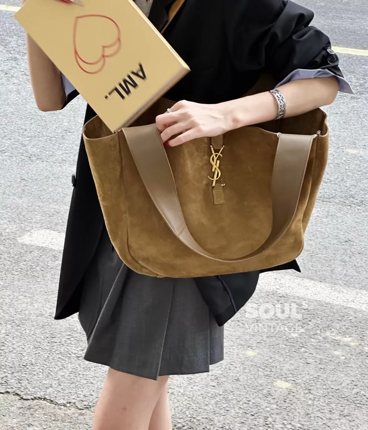 입생로랑 베아 스웨이드 토트백 상세 이미지 23