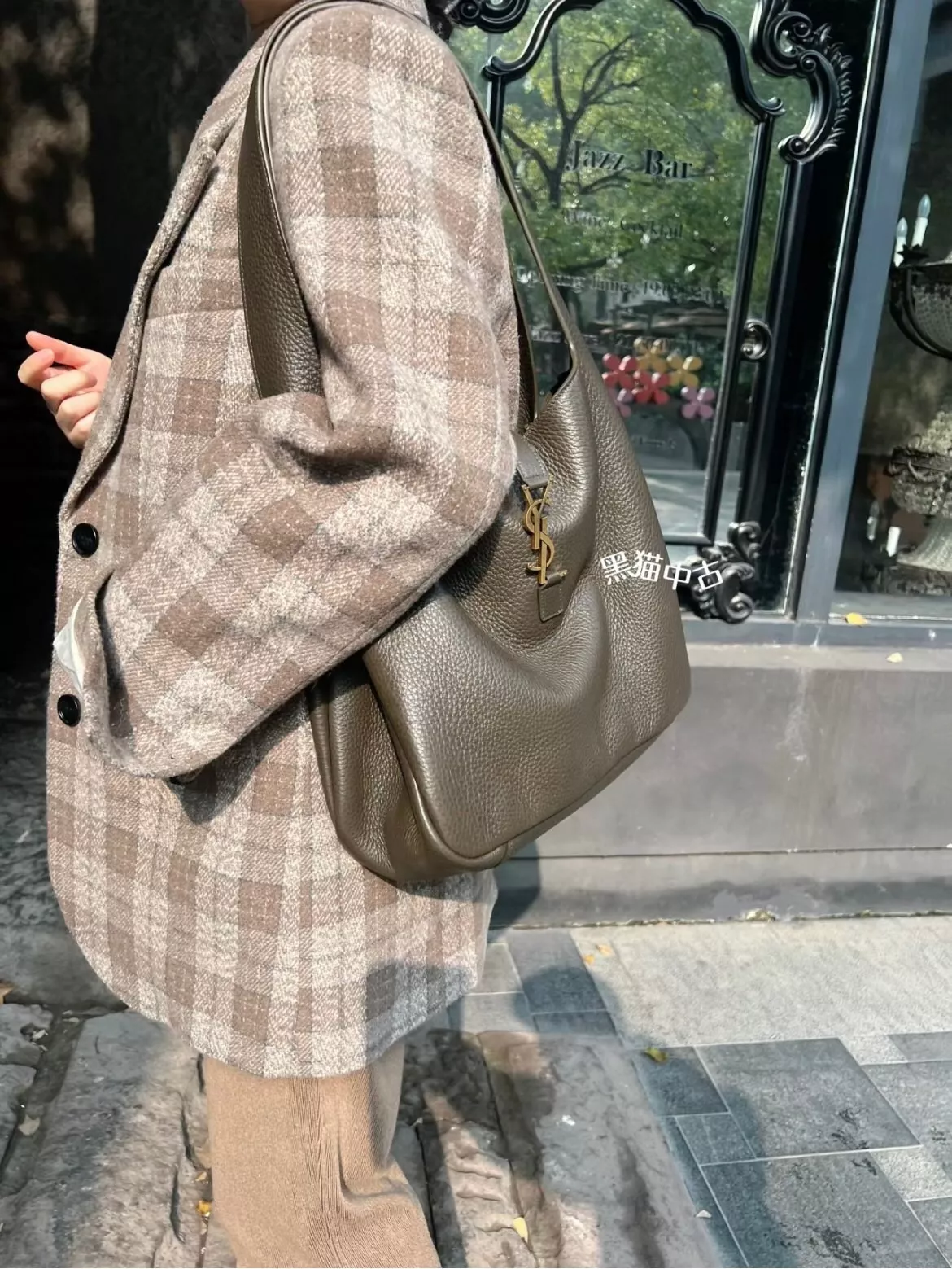 입생로랑 베아 소프트 가죽 토트백 상세 이미지 30