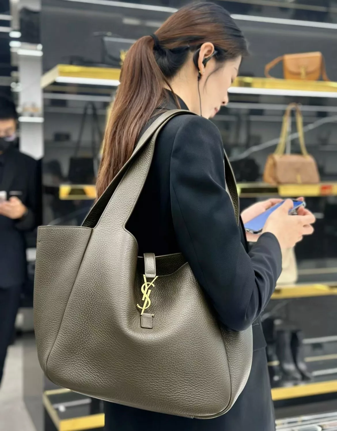 입생로랑 베아 소프트 가죽 토트백 상세 이미지 22