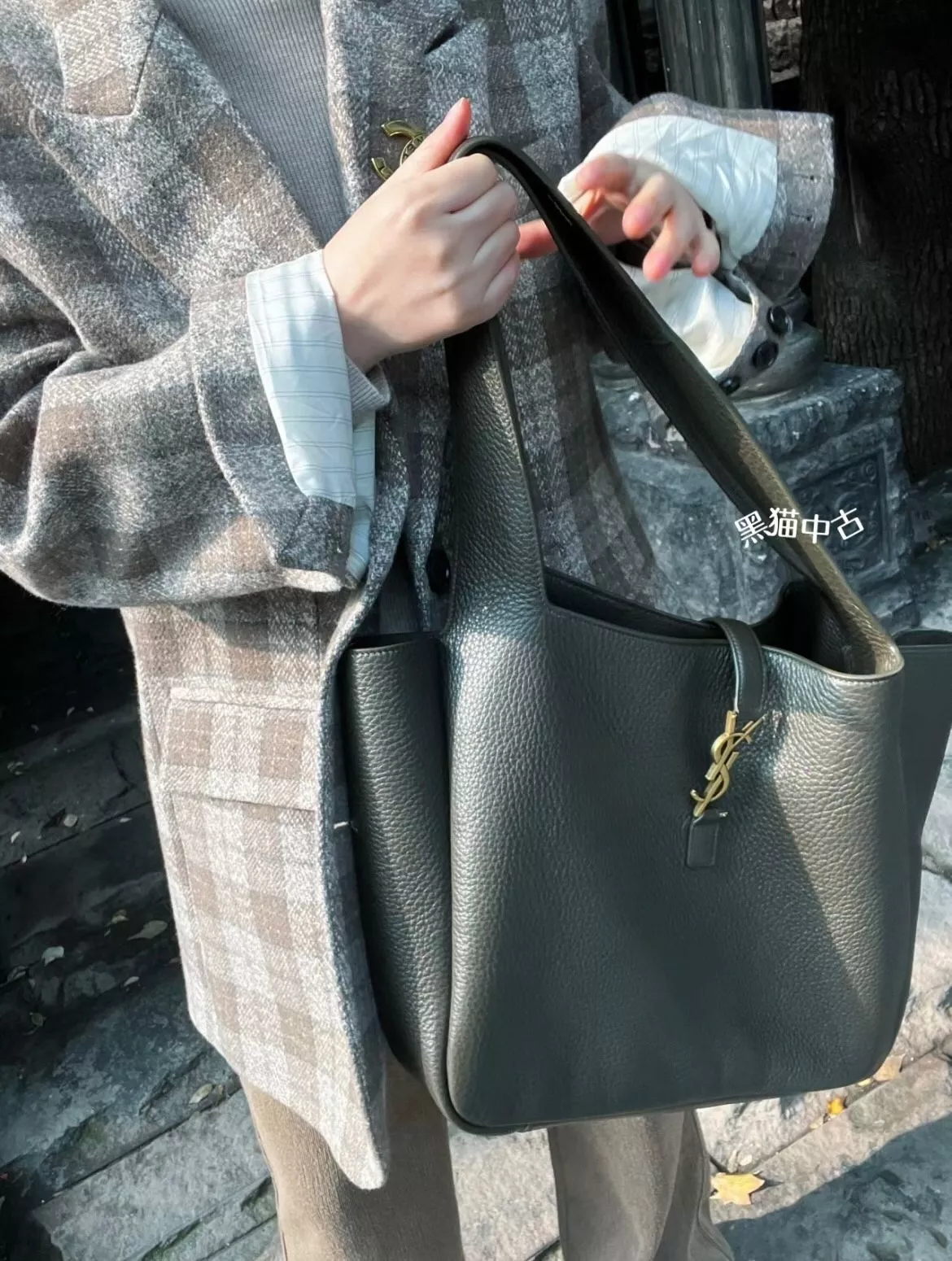 입생로랑 베아 소프트 가죽 토트백 상세 이미지 29