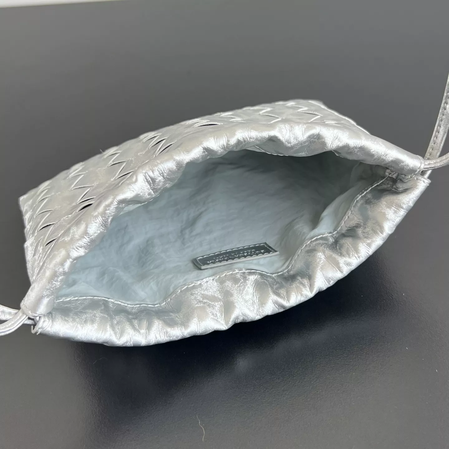 보테가베네타 메탈릭 드로우스트링 위빙 백 상세 이미지 5