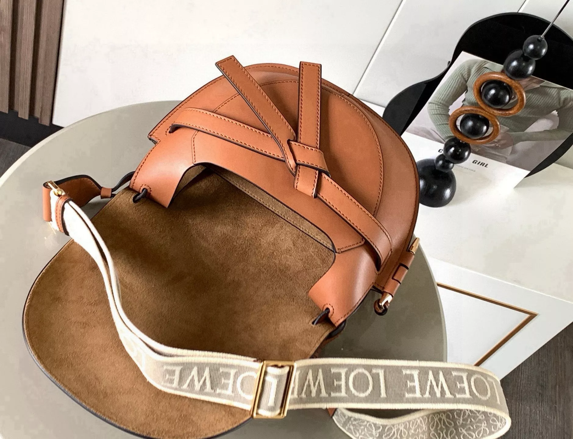 로에베 와이드 스트랩 새들백 상세 이미지 7