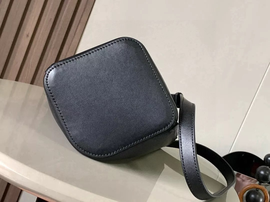 로에베 페블 버킷 핸드백 상세 이미지 3