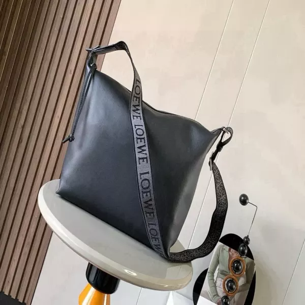 로에베 큐비 자카드 스트랩 레더 백