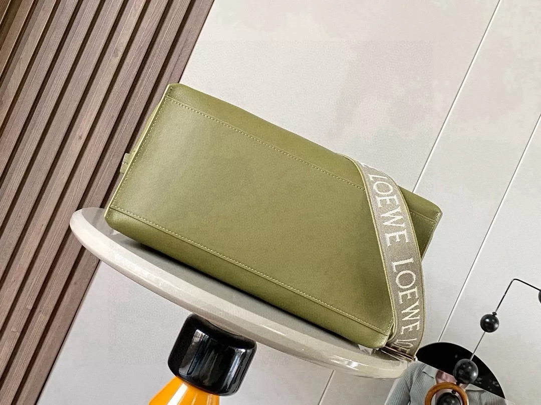 로에베 큐비 가죽 스트랩 숄더백 상세 이미지 3