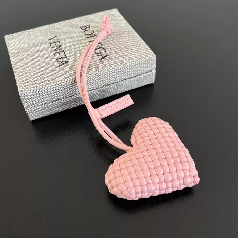 보테가베네타 하트 쉐입 우븐 가죽 참