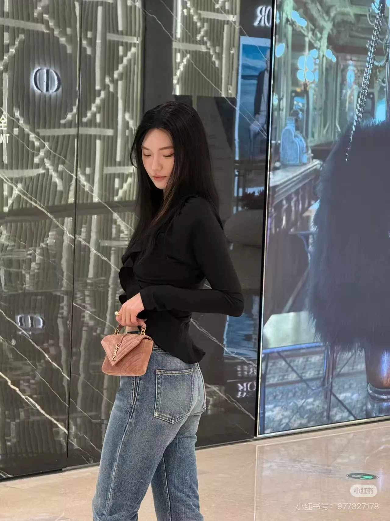입생로랑 스웨이드 체인 탑핸들 백 상세 이미지 21