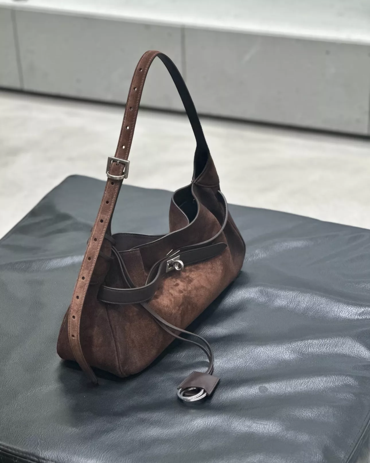 발렌시아가 벨에어 스웨이드 언더암백 상세 이미지 17