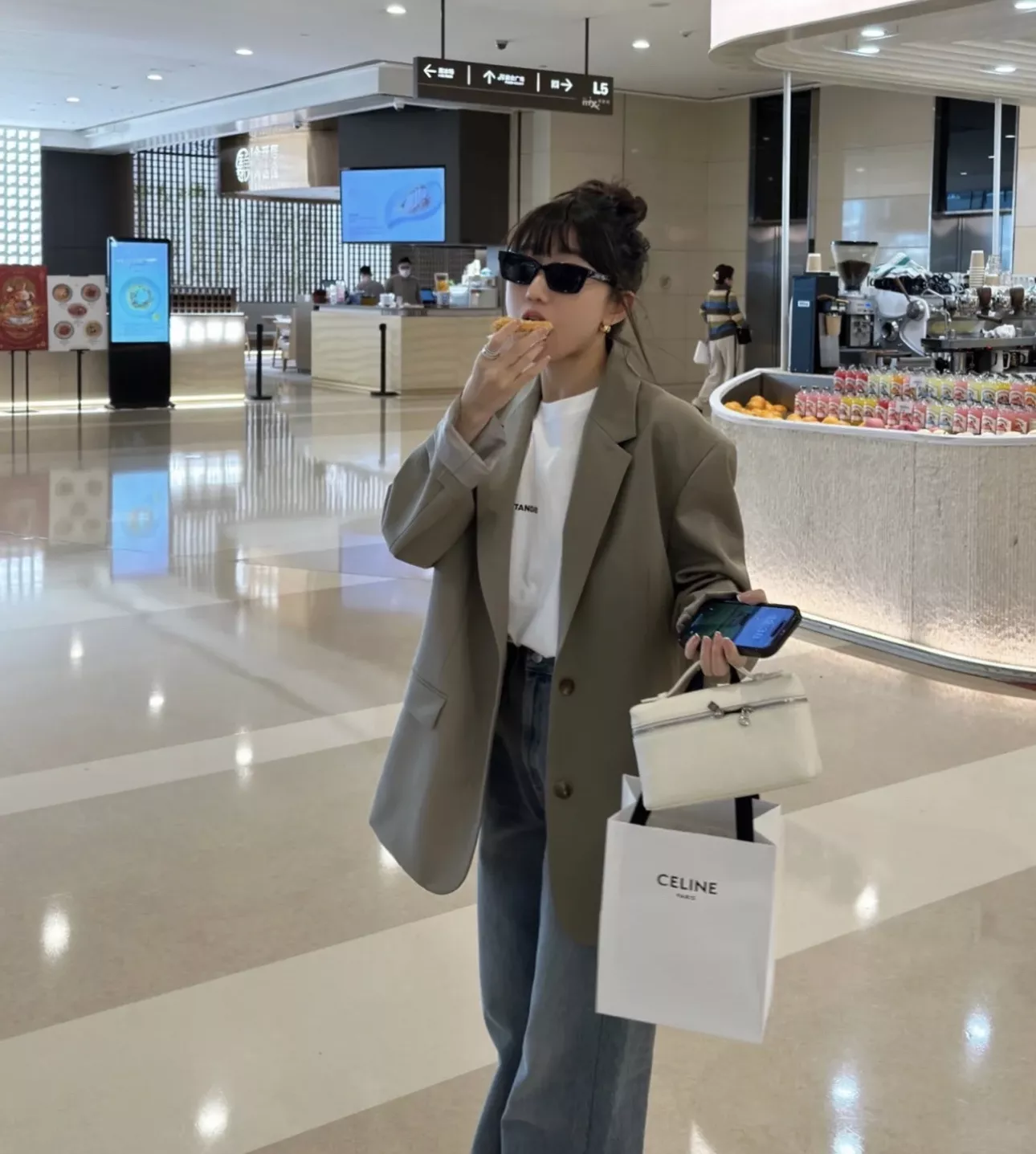 로로피아나 포켓 디테일 그레인 레더 핸드백 상세 이미지 13