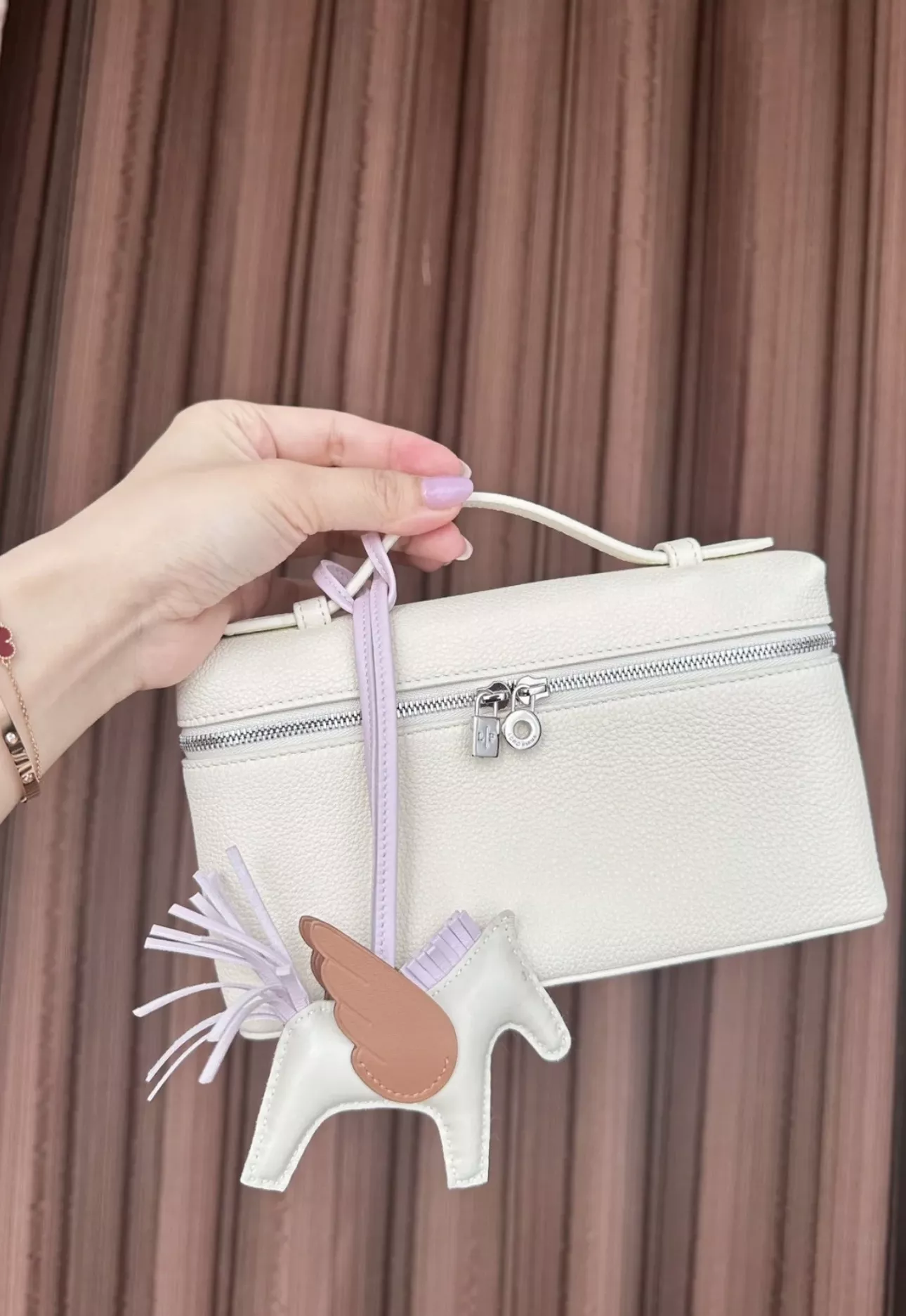 로로피아나 포켓 디테일 그레인 레더 핸드백 상세 이미지 18