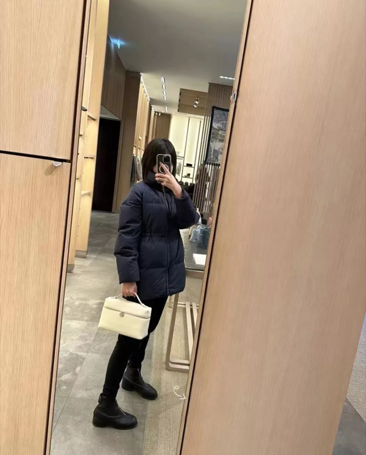 로로피아나 포켓 디테일 그레인 레더 핸드백 상세 이미지 14
