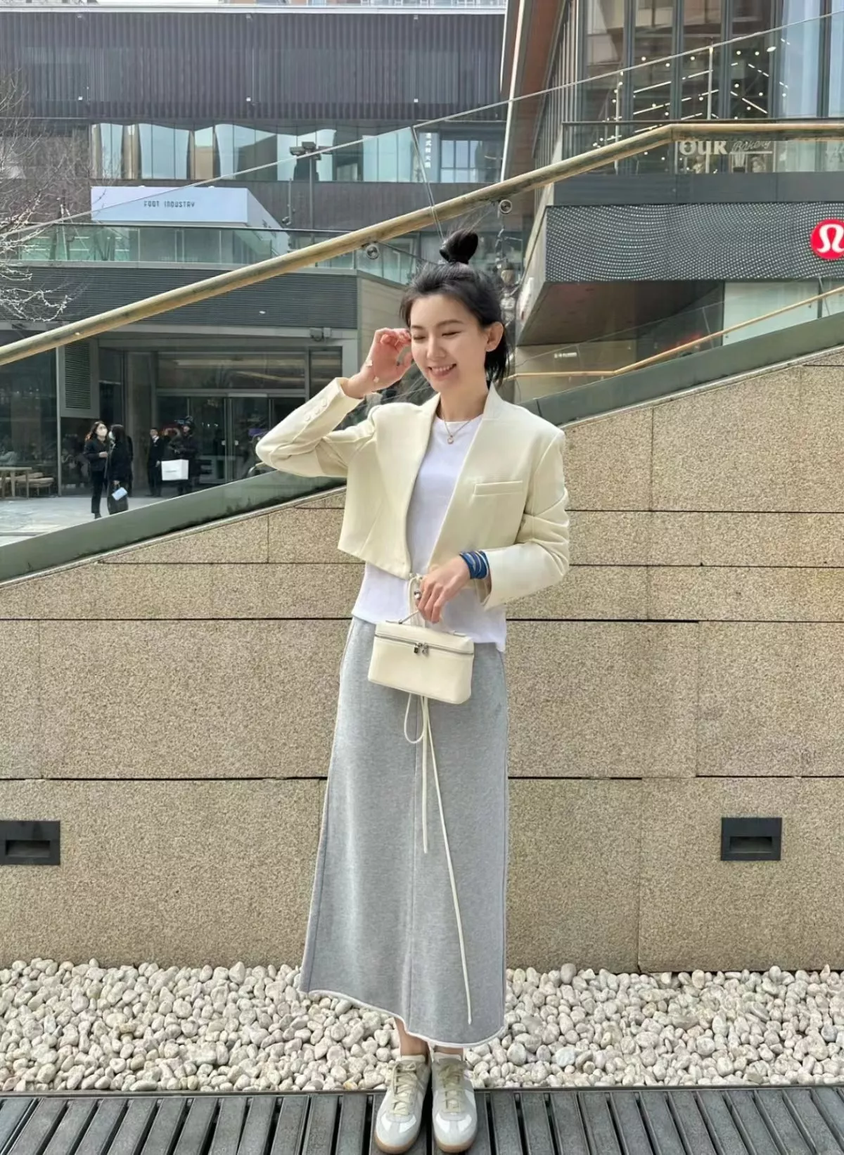 로로피아나 포켓 디테일 그레인 레더 핸드백 상세 이미지 16