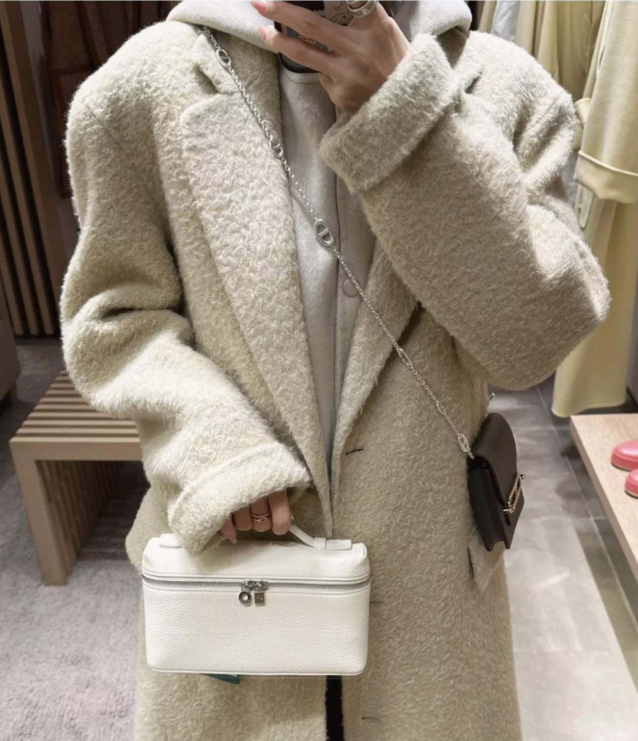 로로피아나 포켓 디테일 그레인 레더 핸드백 상세 이미지 11