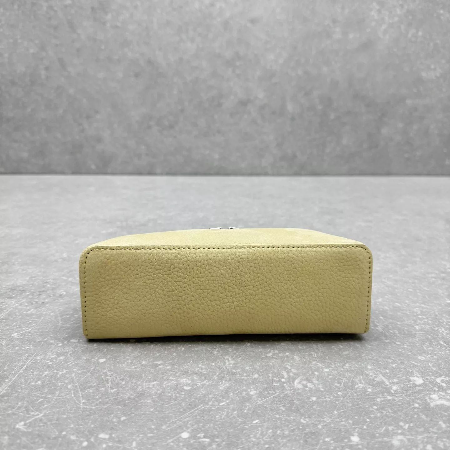 로로피아나 스웨이드 박스백 상세 이미지 5