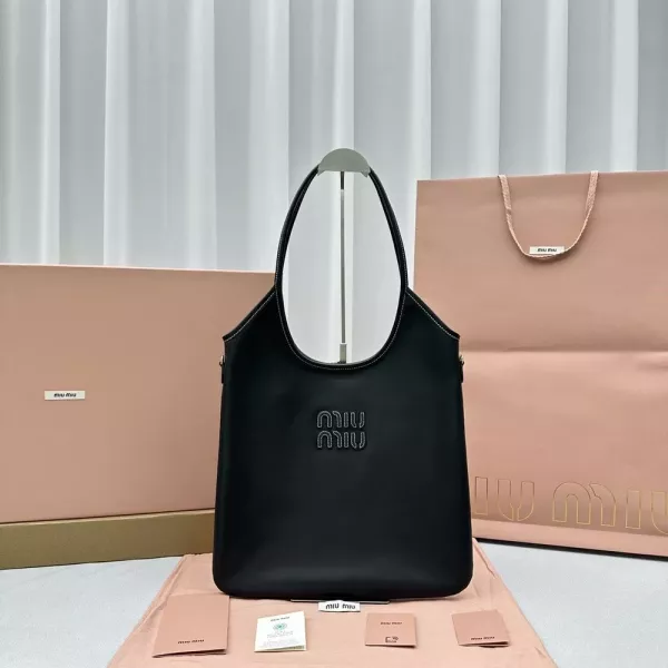 미우미우 엠보 로고 빅 숄더백