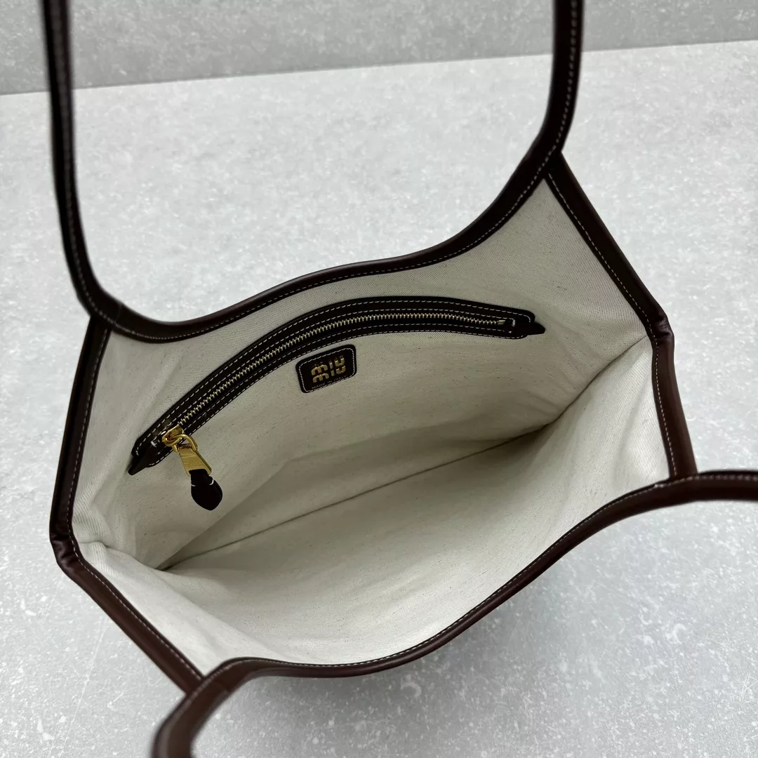 미우미우 엠보 로고 대형 숄더 토트 상세 이미지 8