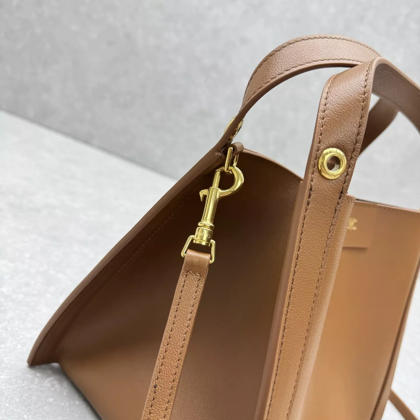 셀린느 큐보 버킷 스타일 핸들백 상세 이미지 6