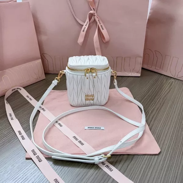 미우미우 마틀라쎄 초미니 화장백