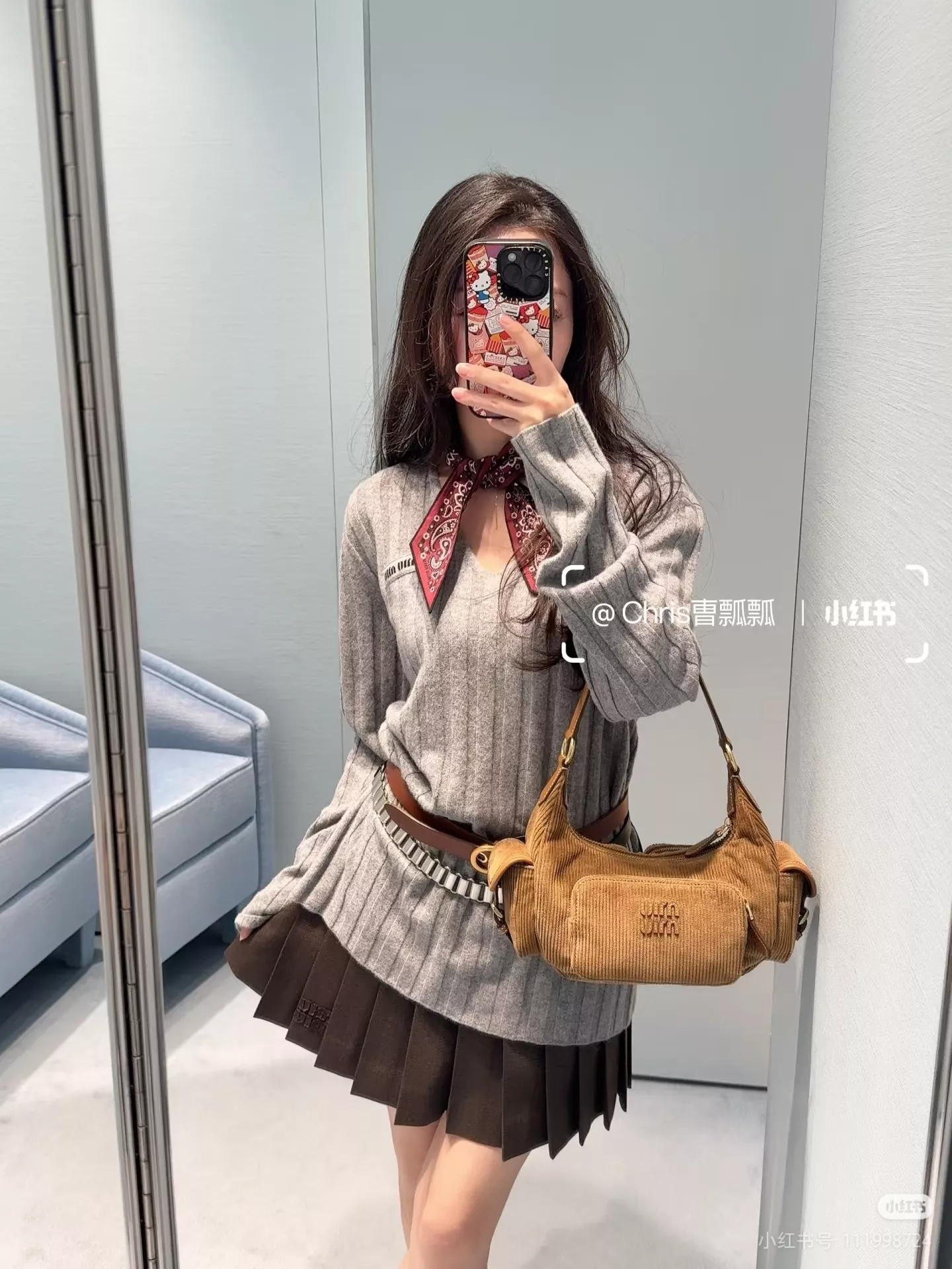 미우미우 빈티지 무드 코듀로이 멀티포켓 백 상세 이미지 18