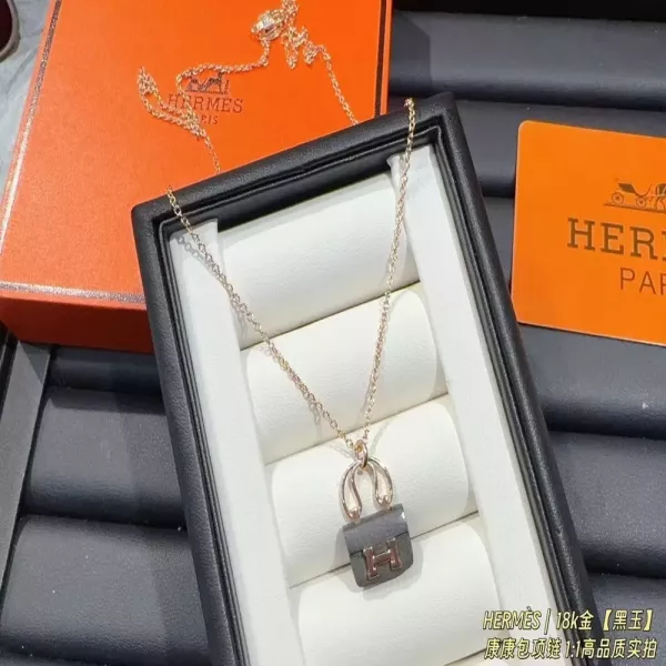 에르메스 블랙 포인트 락 장식 네크리스