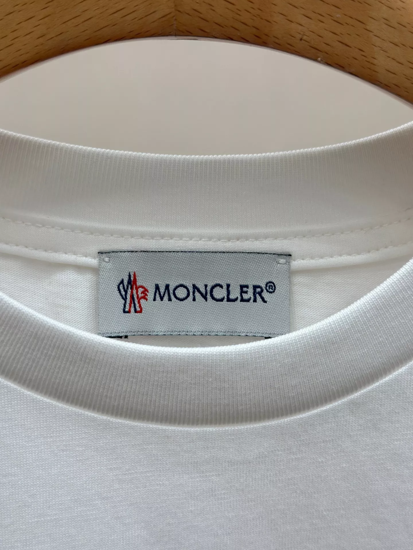 몽클레어 클래식 로고 프린트 코튼 티셔츠 상세 이미지 21