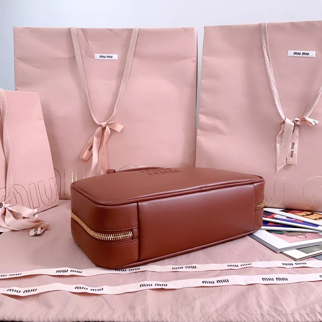 미우미우 엠보 로고 카프스킨 브리프 케이스 상세 이미지 4