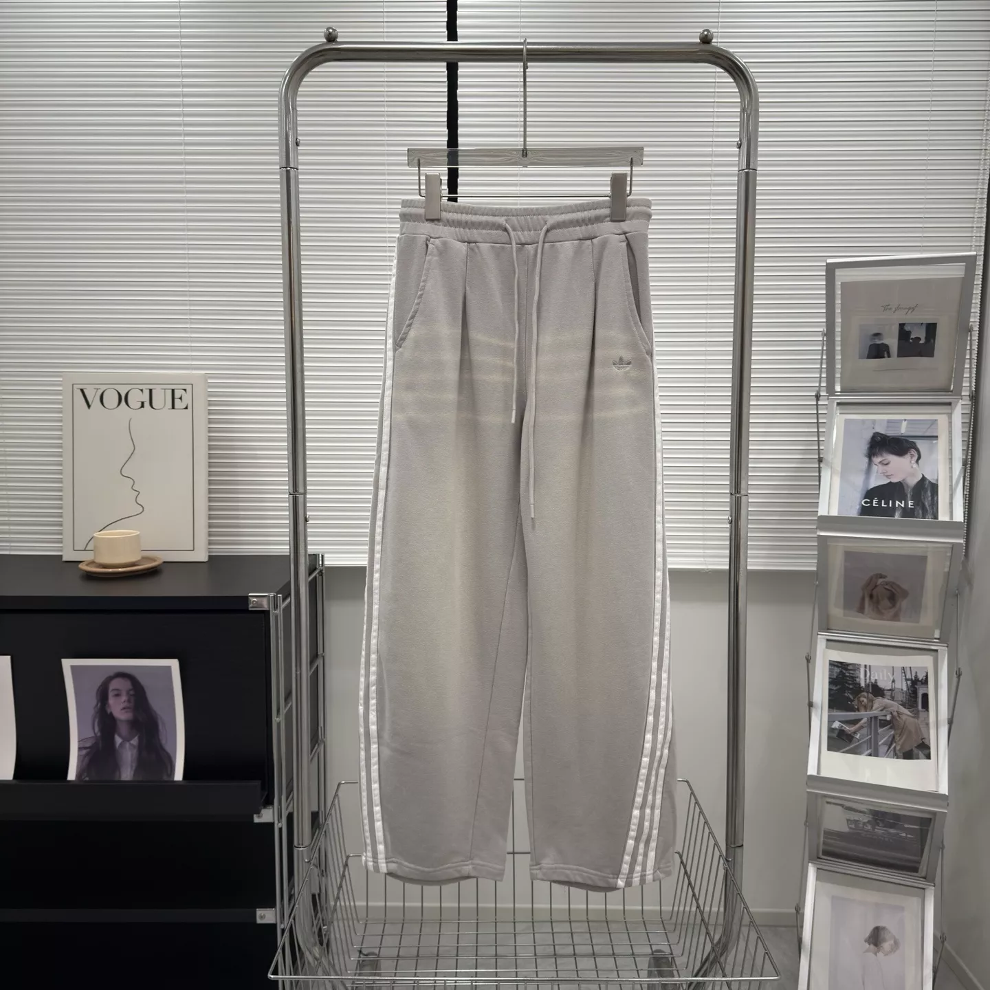 아디다스 오리지널스 삼선 워싱 커브드 팬츠 상세 이미지 2