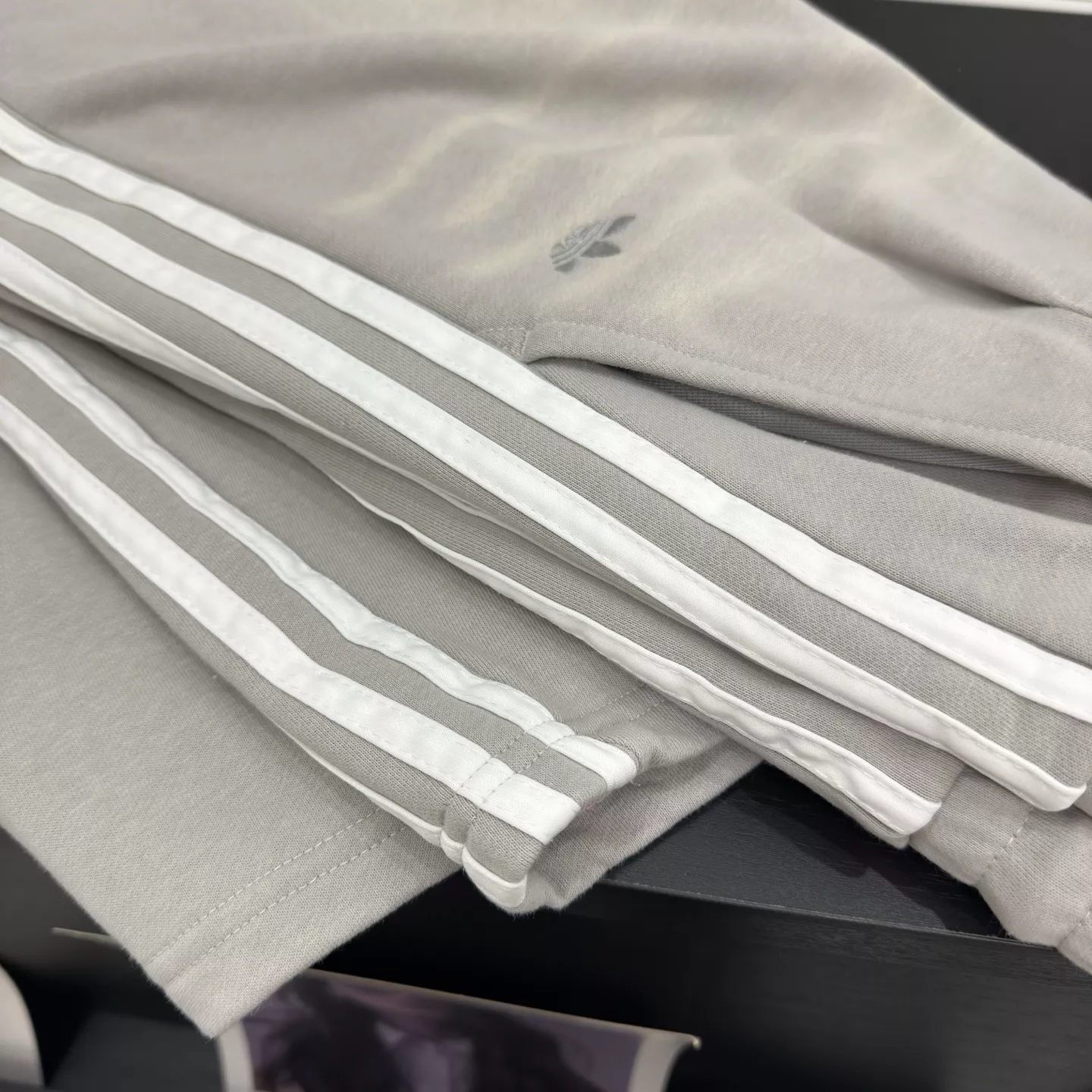 아디다스 오리지널스 삼선 워싱 커브드 팬츠 상세 이미지 9